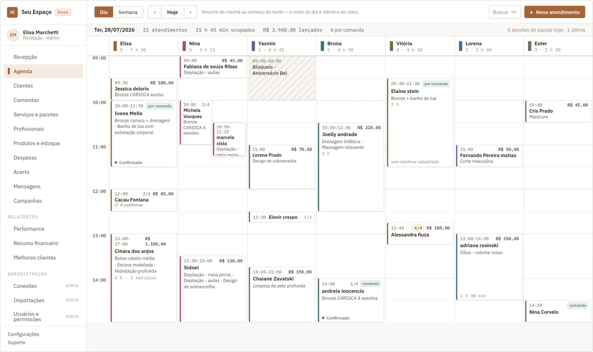 Agenda com horários e atendimentos por profissional, em uma divisão diagonal: tema claro acima e tema escuro abaixo.