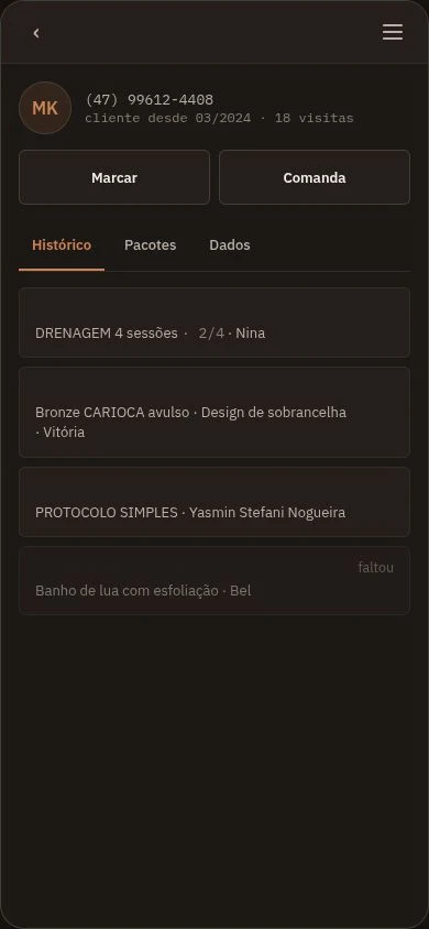 Design da ficha da cliente no celular em modo escuro.